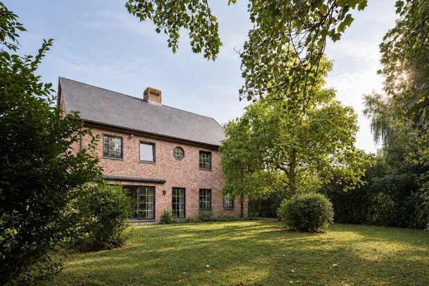 Vrijstaande villa (BJ 2001) met onder meer 6 slaapkamers, 2 badkamers en een dubbele inpandige garage