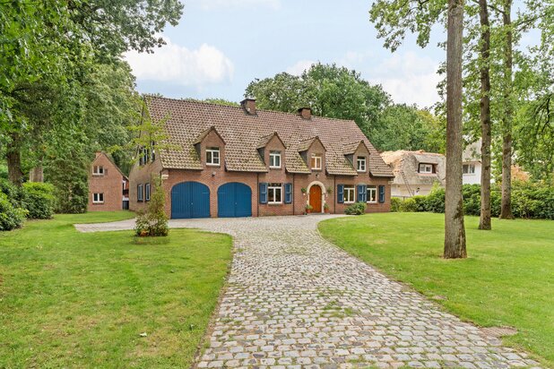 Ruime villa in bosrijke omgeving op een perceel van ca. 3.320m² met zwembad