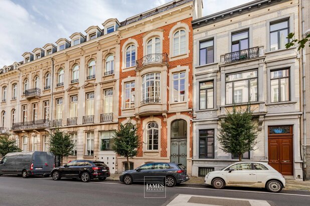 Hôtel de maître avec jardin et garage