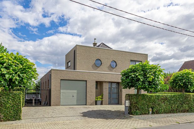 Spacious renovated detached house with swimming pool
