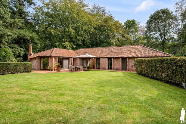Karaktervolle gelijkvloerse villa op ca. 2.000 m² in zeer rustige, gegeerde en autoluwe wijk Dennendael en dichtbij het natuurgebied