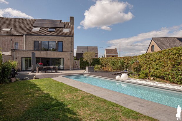 Woning met 3 slk, 2 badk en zwembad op 1.838m² te Duffel