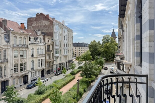 Place Brugmann, prachtig gerenoveerd triplex met terras.