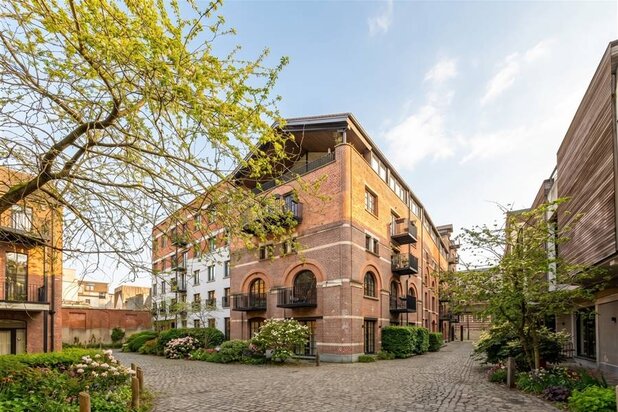 Un loft flamboyant dans un immeuble du patrimoine industriel