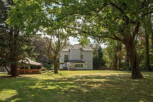 State-of-the-art villa tussen eeuwenoude bomen