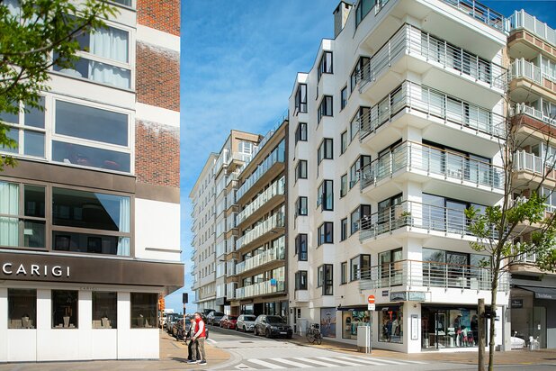 Hedendaags appartement genietend van zijdelings zeezicht, vlakbij de zee.