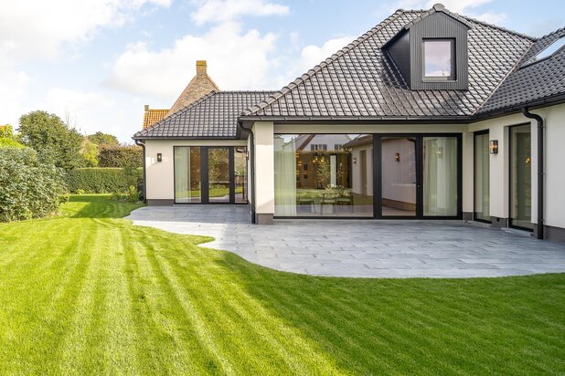 Villa rénovée avec 5 chambres, située dans un environnement résidentiel calme à Knokke.