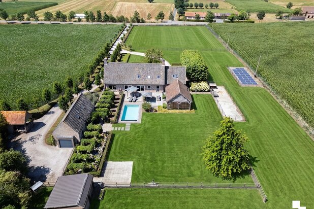 Unieke eigendom omgeven door groen, met zwembad, bijgebouwen en meer dan 1 hectare grond te Zwevezele, Wingene