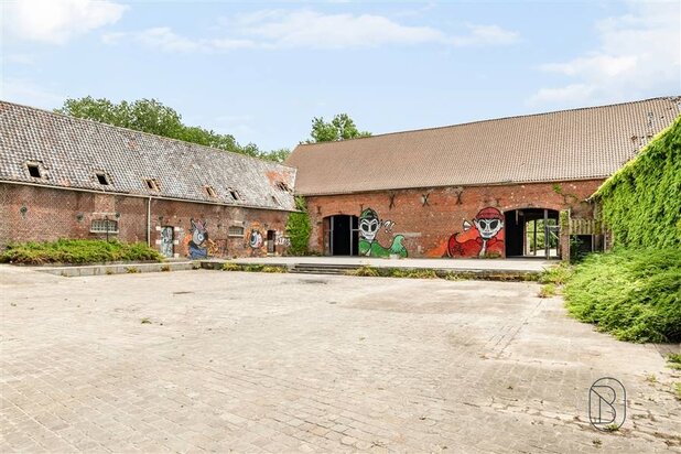 Domaine de Jaurieu : magnifique ferme en carré!