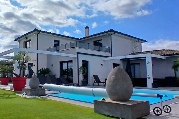 Elegant Contemporary Villa With High-End Features With Main Residence And Independent Cottage On A 1206 M2 Plot With Terraces, Bioclimatic Veranda And Pool.