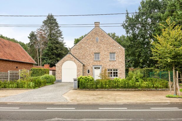 Villa de 232 m² avec jardin et potentiel d’aménagement