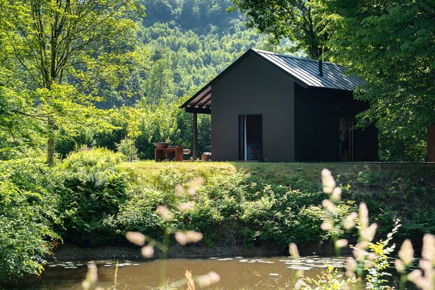 Bertrix - Hedendaagse tiny house op ±2ha privédomein