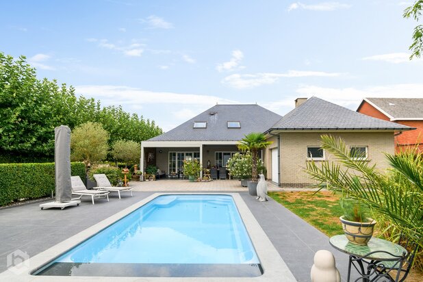 Instapklare villa met 5 slpkrs en zwembad op een perceel van 2.649 m²