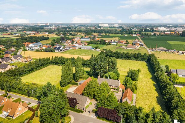 Authentieke, multifunctionele vierkantshoeve in Desselgem!