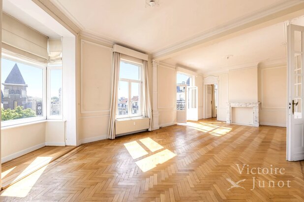 Place Brugmann-magnifique appartement 3 chambres + bureau + mansardes