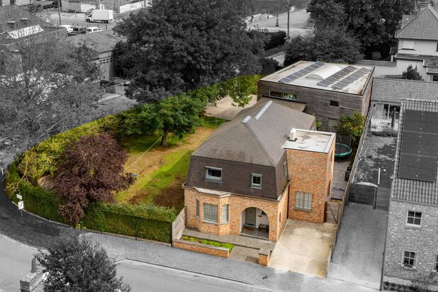WONING (240 m²) met LOODS (143 m²) op HOEKPERCEEL VAN 1.027 m²