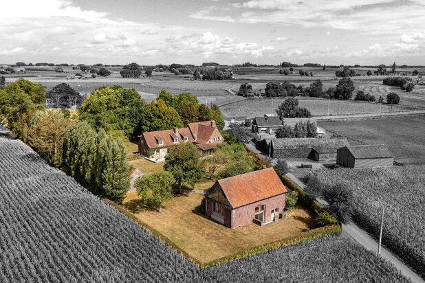 EXCLUSIEF LANDHUIS MET BIJGEBOUWEN OP EEN DOMEIN VAN 5.990 M²