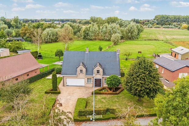 Villa met 4 slaapkamers, dubbele garage en zicht op de velden in Stekene