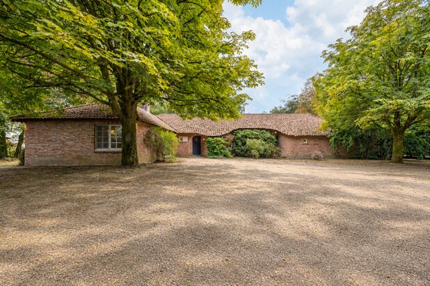 Vlassak-Verhulst villa gelegen op 6799 m² in Geel