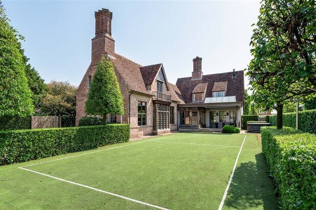 Karaktervolle villa in Engelse Cottage stijl met bijgebouwen nabij het centrum
