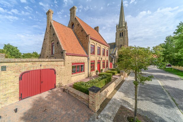 Historische grandeur en hedendaags comfort in een unieke pastorie te Stuivekenskerke.