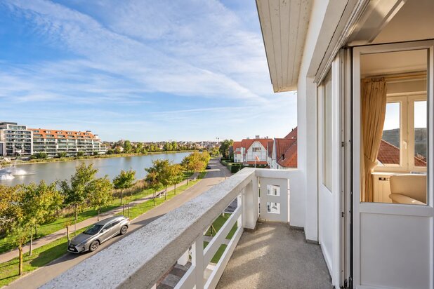 Renovatie opportuniteit! 3 gevel appartement met prachtig zicht op het Zegemeer