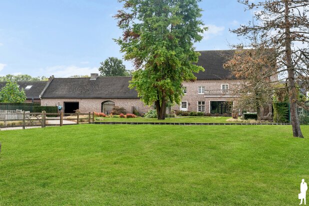 Exclusieve villa met praktijkruimte op domein van 1,4 ha