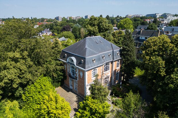 HÔTEL PARTICULIER de 1.060 m² sur 23 ares