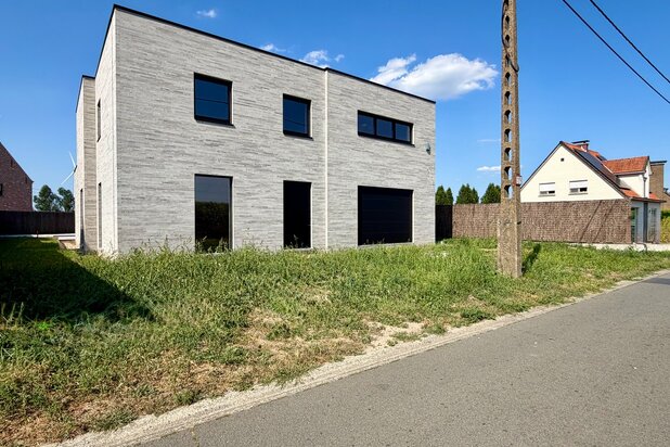 Nieuwbouwwoning met zwembad en poolhouse