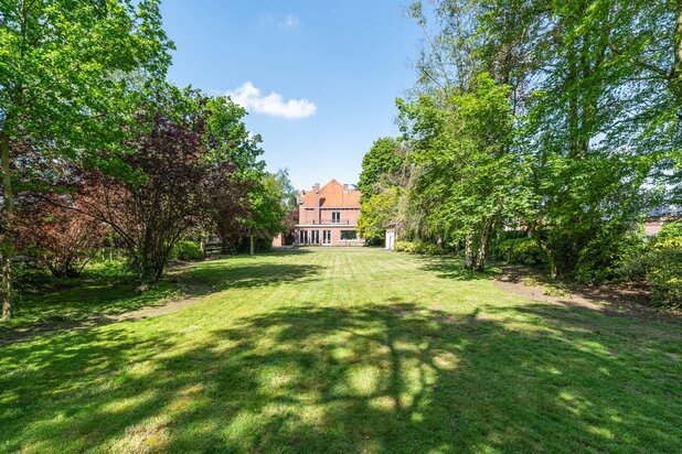 Statige notariswoning met weide en stallen op 7.434 m²