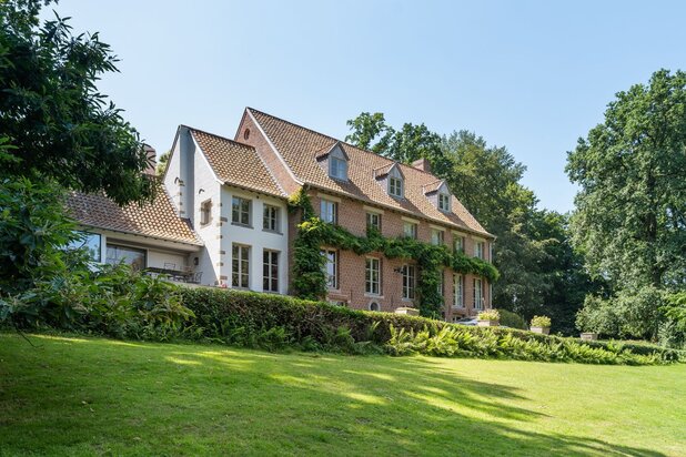 Instapklaar Engels landhuis op 6 hectare met eigen parktuin
