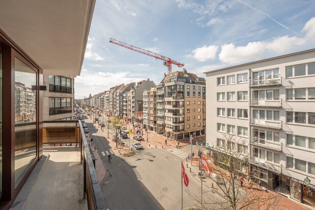 Lichtrijk 3-slaapkamer appartement centraal gelegen.