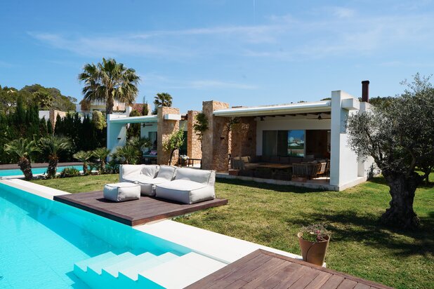 Luxe villa met infinity pool in gated community