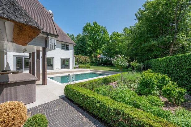 Superbe villa idéalement située dans un environnement calme et verdoyant du Zoute, à quelques pas du Royal Zoute Golf Club