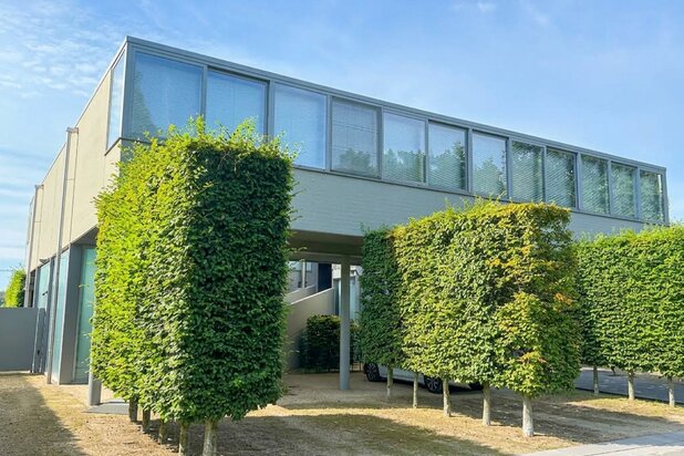 Unieke moderne villa aan privé-meer Miramar.