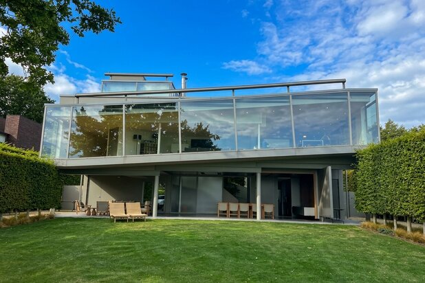 Unieke moderne villa aan privé-meer Miramar.