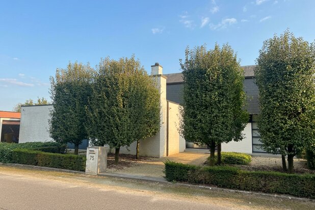 Ruime moderne villa aan privé-meer Miramar.
