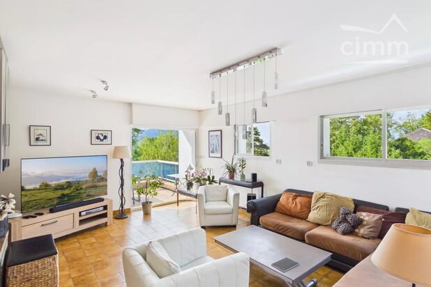 Appartement esprit maison avec jardin privatif et piscine