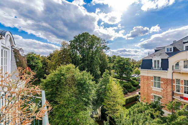 Un appartement de caractère avec son studio quartier Bois de la Cambre