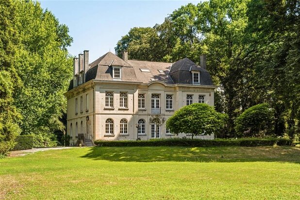 Magnifique château avec écuries sur un domaine de 8,7 ha