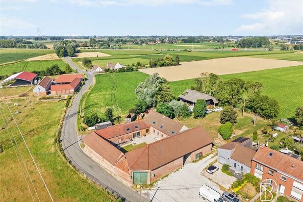 Splendide ferme en carré de 317m² au cœur de Saint-Léger
