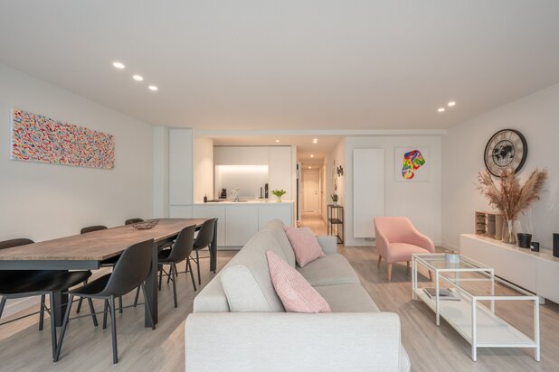 Appartement de 3 chambres prêt à emménager avec vue latérale sur la mer