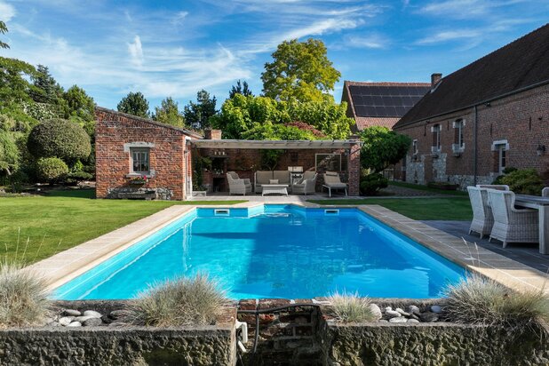 Gerenoveerde 17e-eeuwse hoeve op een perceel van 3.700 m²