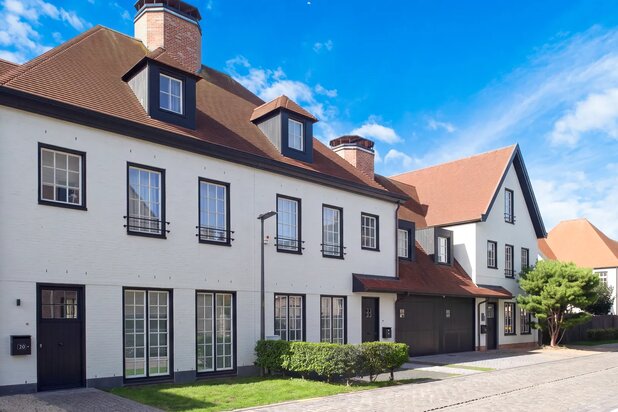 Recent gebouwde en zeer mooi afgewerkte woning te Valkenerf (5slk's)