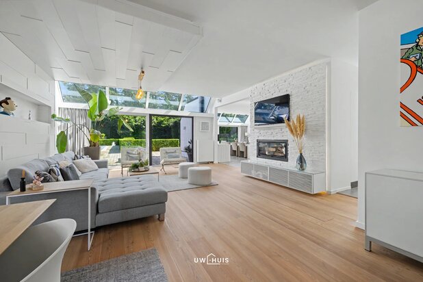 Ruime villa met, zwembad, poolhouse en zuidgerichte tuin op een perceel van 1.540 m²