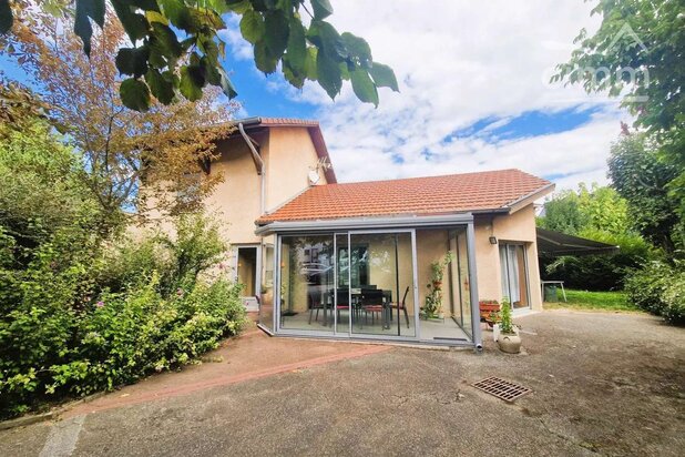 BOURGOIN-JALLIEU – BIEN RARE ! 381,50 m² sur 1 528 m² : maison de fonction 85,50 m² + 6 bureaux + garage – Fort potentiel locatif et de rentabilité si l’ensemble est loué !