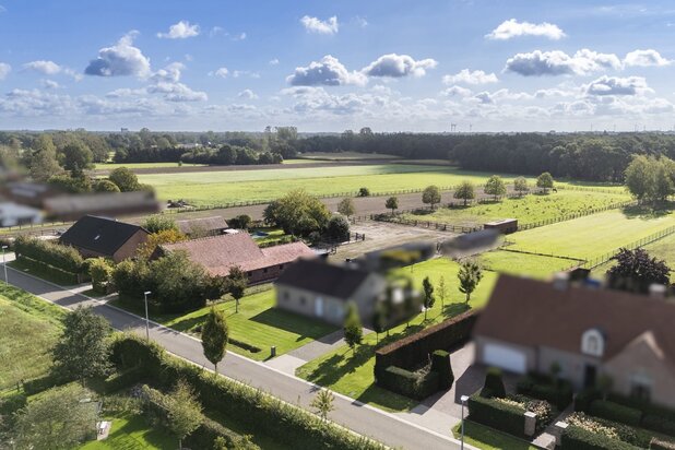 Uitzonderlijk gelegen paardeneigendom op ca. 2 hectare