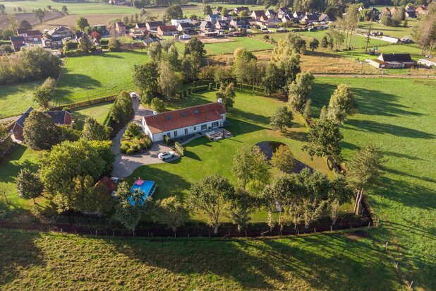 Uitzonderlijk gerenoveerde hoeve op ca. 7480 m²