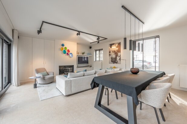 Ruime, recente hoekwoning gelegen vlakbij de groentenmarkt en het Keuvelhoekplein.