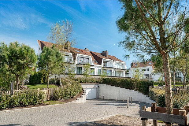 Zonnig gerenoveerd appartement met zuidwest gericht terras en open zicht op wandelafstand van het strand in hartje Zoute.